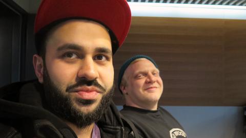Der Hamburger Musikproduzent Farhot (l.) und Hannes Büscher vom Berliner Produzenten-Team Beatgees im Hörfunkstudio