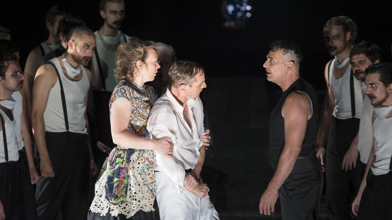 Szene aus Rose Bernd 2017: Lina Beckmann (Rose Bernd), Maik Solbach (August Keil), Gregor Bloéb (Arthur Streckmann) auf der schwarzen Bühne. Szene aus Rose Bernd 2017: Lina Beckmann (Rose Bernd), Maik Solbach (August Keil), Gregor Bloéb (Arthur Streckmann) auf der schwarzen Bühne.
