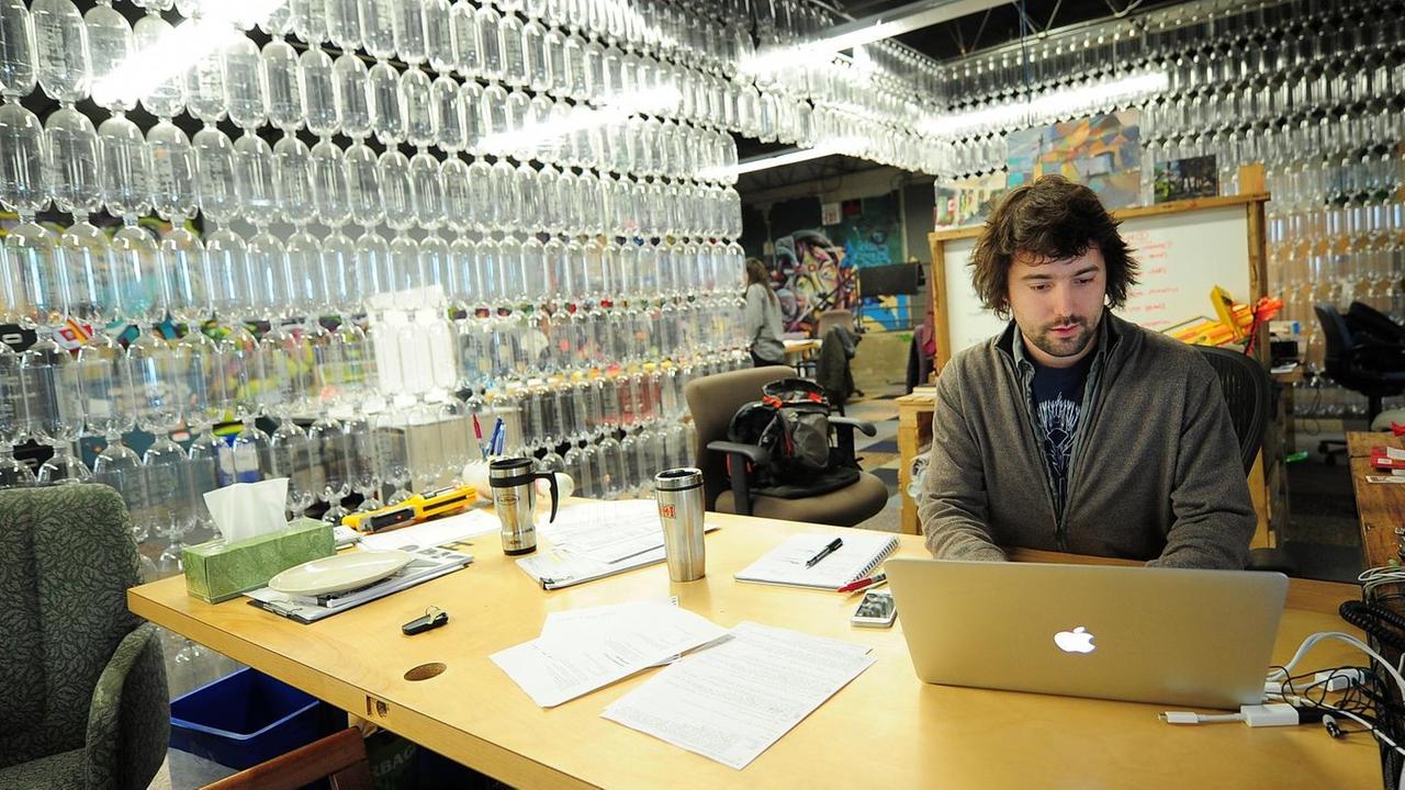 Der Chef des Recycling-Unternehmens TerraCycle, Tom Szaky, in seinem Büro in Trenton, New Jersey Der Chef des Recycling-Unternehmens TerraCycle, Tom Szaky, in seinem Büro in Trenton, New Jersey