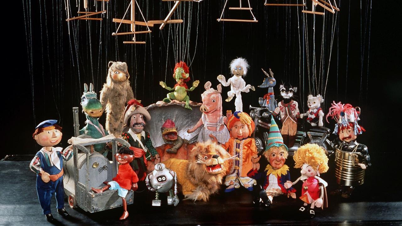 Die beliebtesten Figuren der Augsburger Puppenkiste auf der Bühne. Diese gehören selbstverständlich zum Jubiläumsprogramm des bekannten Marionettentheaters (undatiere Aufnahme).