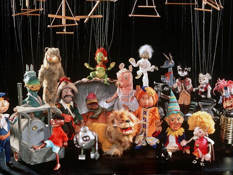 Die beliebtesten Figuren der Augsburger Puppenkiste auf der Bühne. Diese gehören selbstverständlich zum Jubiläumsprogramm des bekannten Marionettentheaters (undatiere Aufnahme).