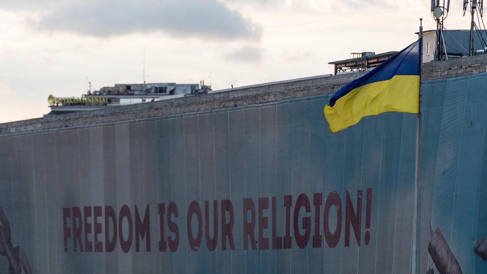 Flaggen der EU und Ukraine Flaggen der EU und Ukraine