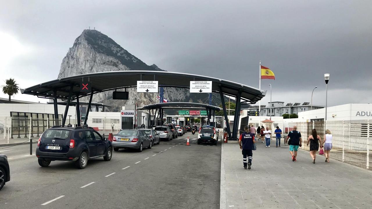 Autos stauen sich vor der spanischen Grenze in La Linea Richtung Gibraltar. Autos stauen sich vor der spanischen Grenze in La Linea Richtung Gibraltar.