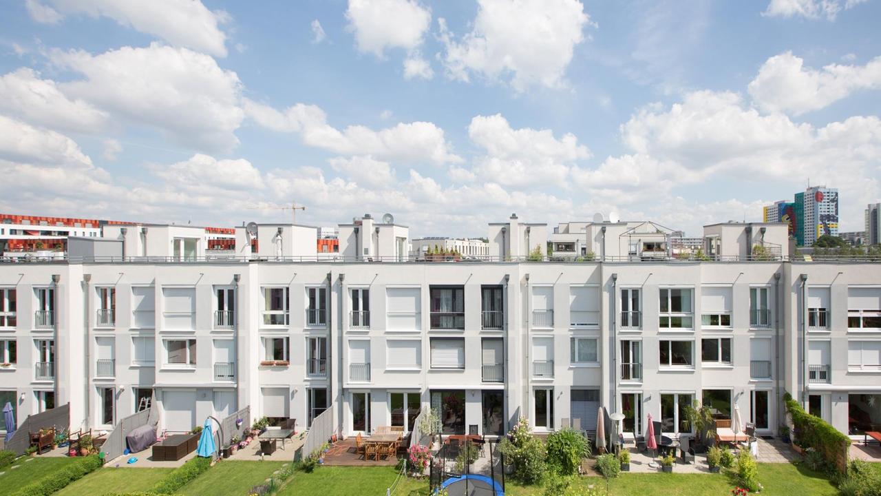 Eine Reihe Townhouses mit Gärten in Berlin Friedrichshain. Eine Reihe Townhouses mit Gärten in Berlin Friedrichshain.