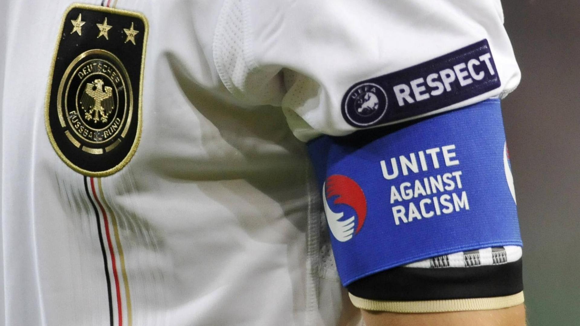 DFB-Trikot mit dem UEFA Respect Schriftzug und der Kapitänsbinde mit Unite Against Racism Schriftzug. DFB-Trikot mit dem UEFA Respect Schriftzug und der Kapitänsbinde mit Unite Against Racism Schriftzug.