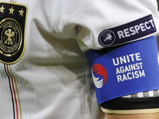 DFB-Trikot mit dem UEFA Respect Schriftzug und der Kapitänsbinde mit Unite Against Racism Schriftzug.