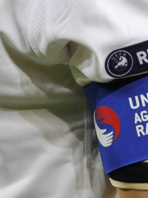 DFB-Trikot mit dem UEFA Respect Schriftzug und der Kapitänsbinde mit Unite Against Racism Schriftzug.