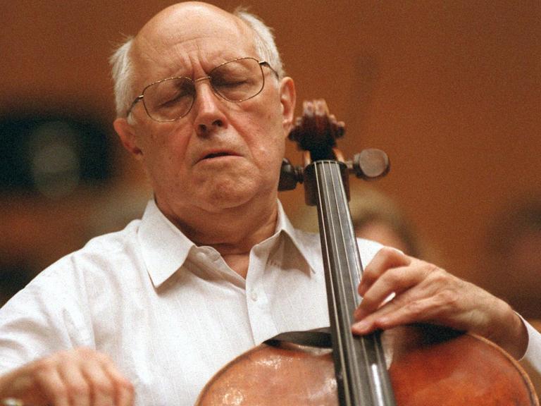 Der russische Cellist Mstislaw Rostropowitsch am 10.12.2001 bei einer Probe in der Kölner Philharmonie. Mstislaw Rostropowitsch gilt weltweit als einer der bedeutendsten Cellisten unserer Zeit. | Verwendung weltweit