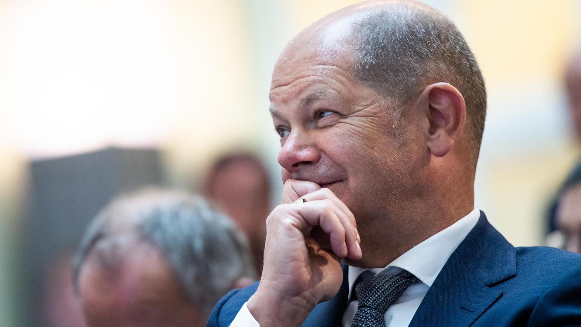 02.05.2019, Berlin: Olaf Scholz (SPD), Bundesfinanzminister, sitzt bei der Veranstaltung "FRANKFURT meets BERLIN" des International Bankers Forum. Foto: Bernd von Jutrczenka/dpa | Verwendung weltweit 02.05.2019, Berlin: Olaf Scholz (SPD), Bundesfinanzminister, sitzt bei der Veranstaltung "FRANKFURT meets BERLIN" des International Bankers Forum. Foto: Bernd von Jutrczenka/dpa | Verwendung weltweit