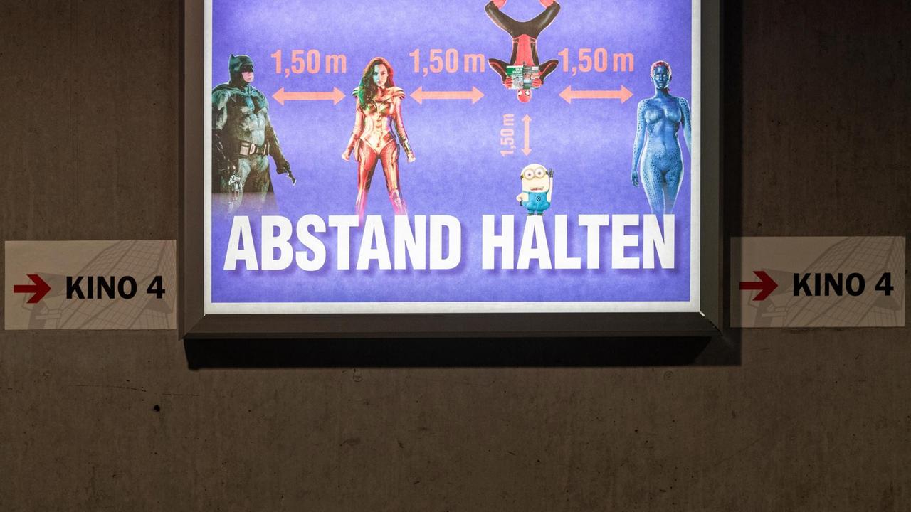 Ein Plakat mit dem Hinweis für Abstansregeln hängt im Kino Ufa-Kristallpalast, Dresden.