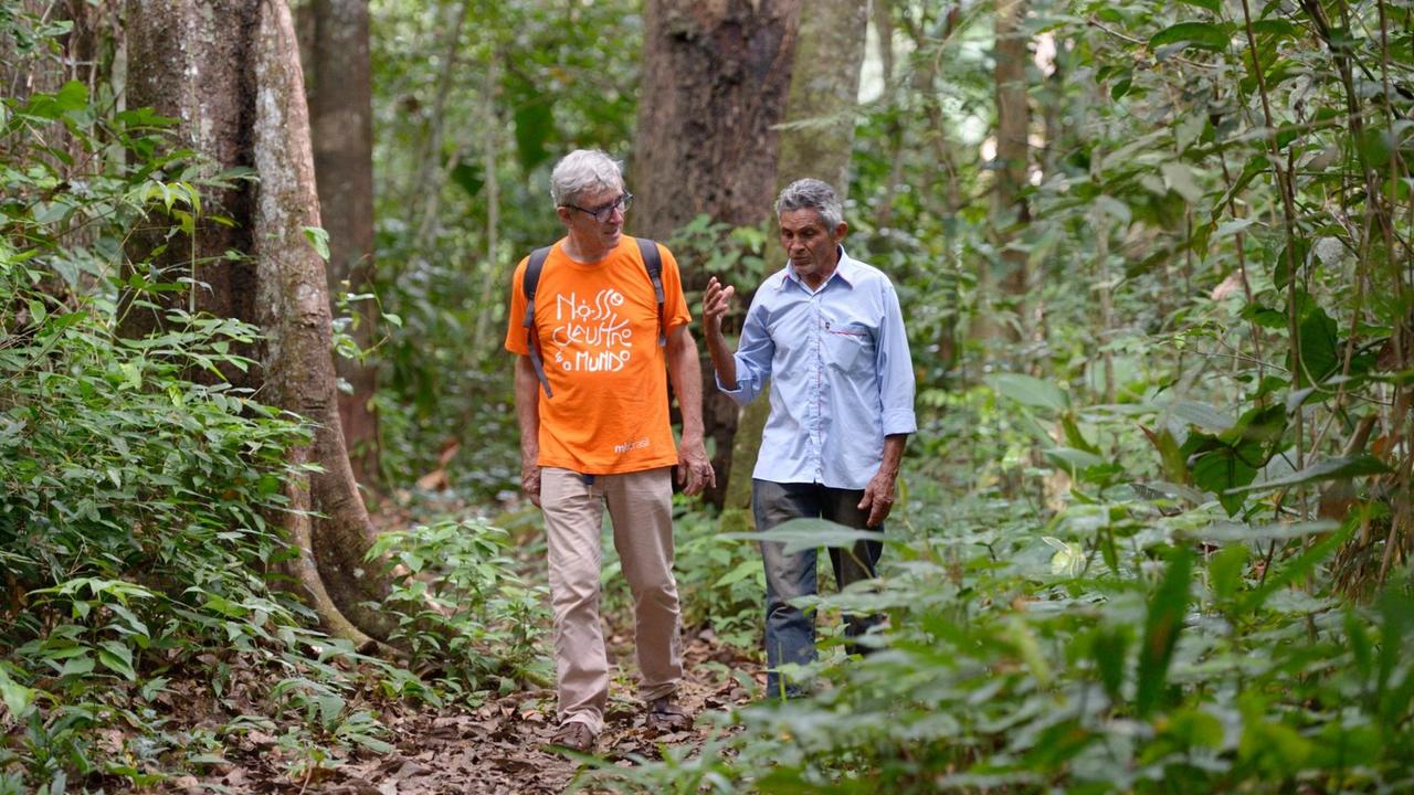 Bruder Xavier Plassat spricht mit Joao Luis da Costa, 66 Jahre. Der ehemalige Sklave eines Großgrundbesitzers wurde mit seiner Hilfe befreit Bruder Xavier Plassat spricht mit Joao Luis da Costa, 66 Jahre. Der ehemalige Sklave eines Großgrundbesitzers wurde mit seiner Hilfe befreit