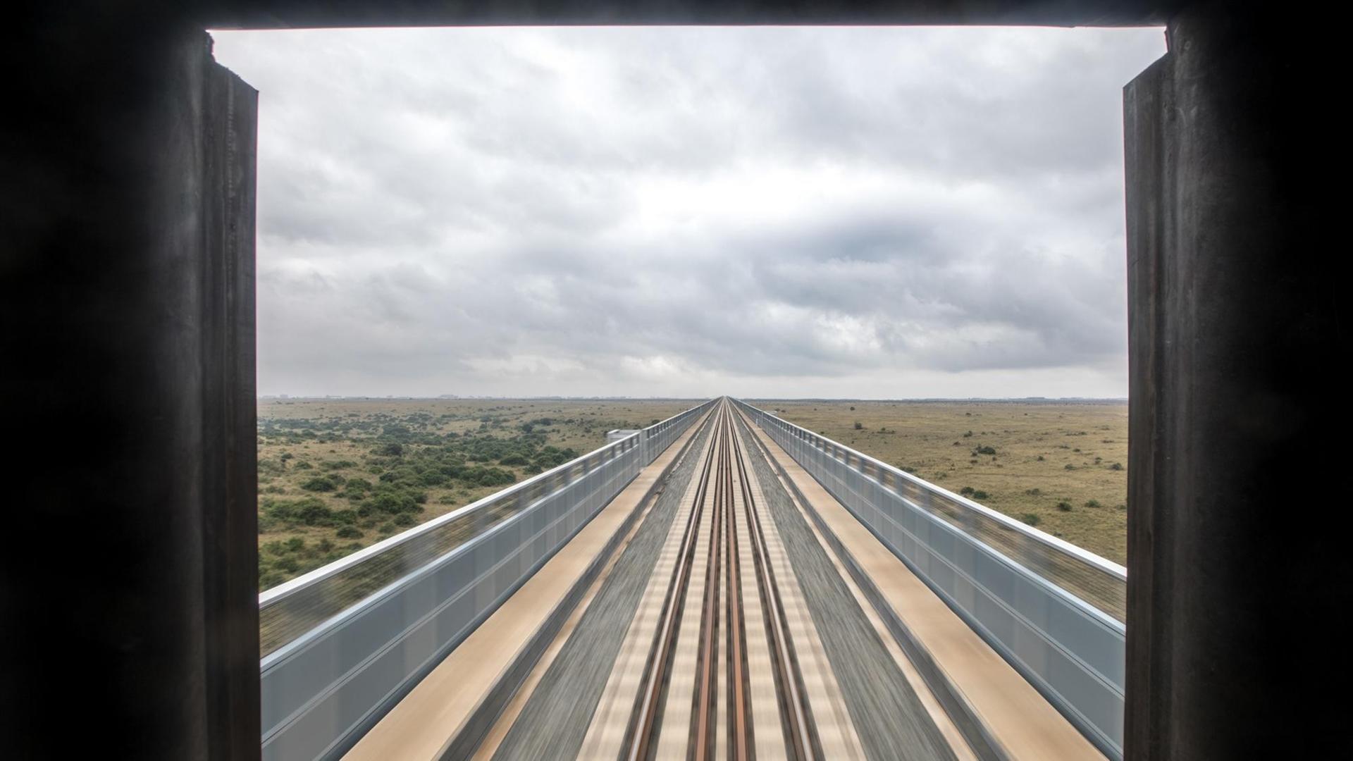 Bahnstrecke durch den Nairobi National Park in Kenia. Eigentlich hatte die Trasse bis zum Nachbarland Uganda gehen sollen - doch aus China kommt kein Geld mehr.