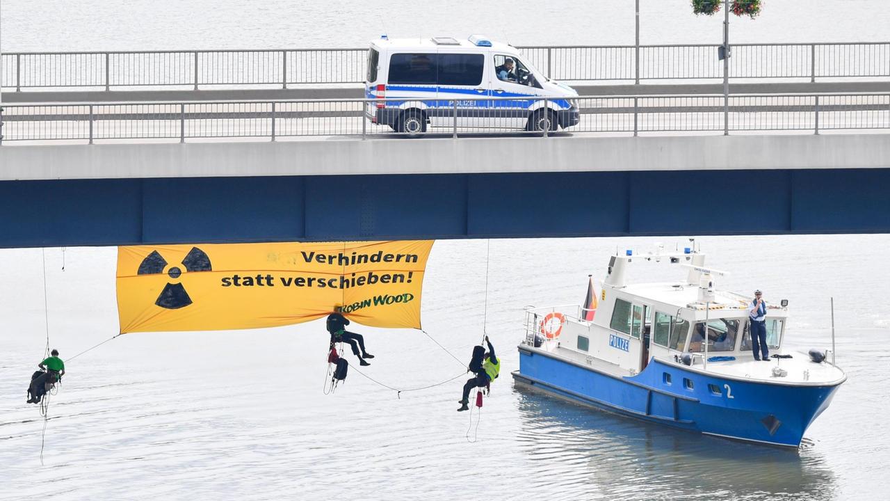 Atomkraftgegner der Umweltschutzorganisation "Robin Wood" seilen sich von einer Brücke über dem Neckar ab und enthüllen ein Transparent mit der Aufschrift "Verhindern statt verschieben" Atomkraftgegner der Umweltschutzorganisation "Robin Wood" seilen sich von einer Brücke über dem Neckar ab und enthüllen ein Transparent mit der Aufschrift "Verhindern statt verschieben"