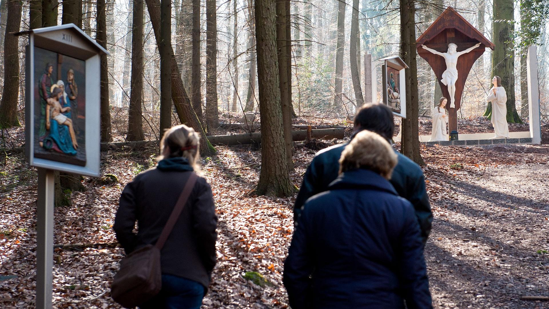 Pilger laufen auf dem Kreuzweg im Härtelwald der Saar-Gemeinde Marpingen. Jedes Jahr reisen rund 60 000 Gläubige hierher, um an dem Marien-Erscheinungsort zur Muttergottes zu beten. Pilger laufen auf dem Kreuzweg im Härtelwald der Saar-Gemeinde Marpingen. Jedes Jahr reisen rund 60 000 Gläubige hierher, um an dem Marien-Erscheinungsort zur Muttergottes zu beten.