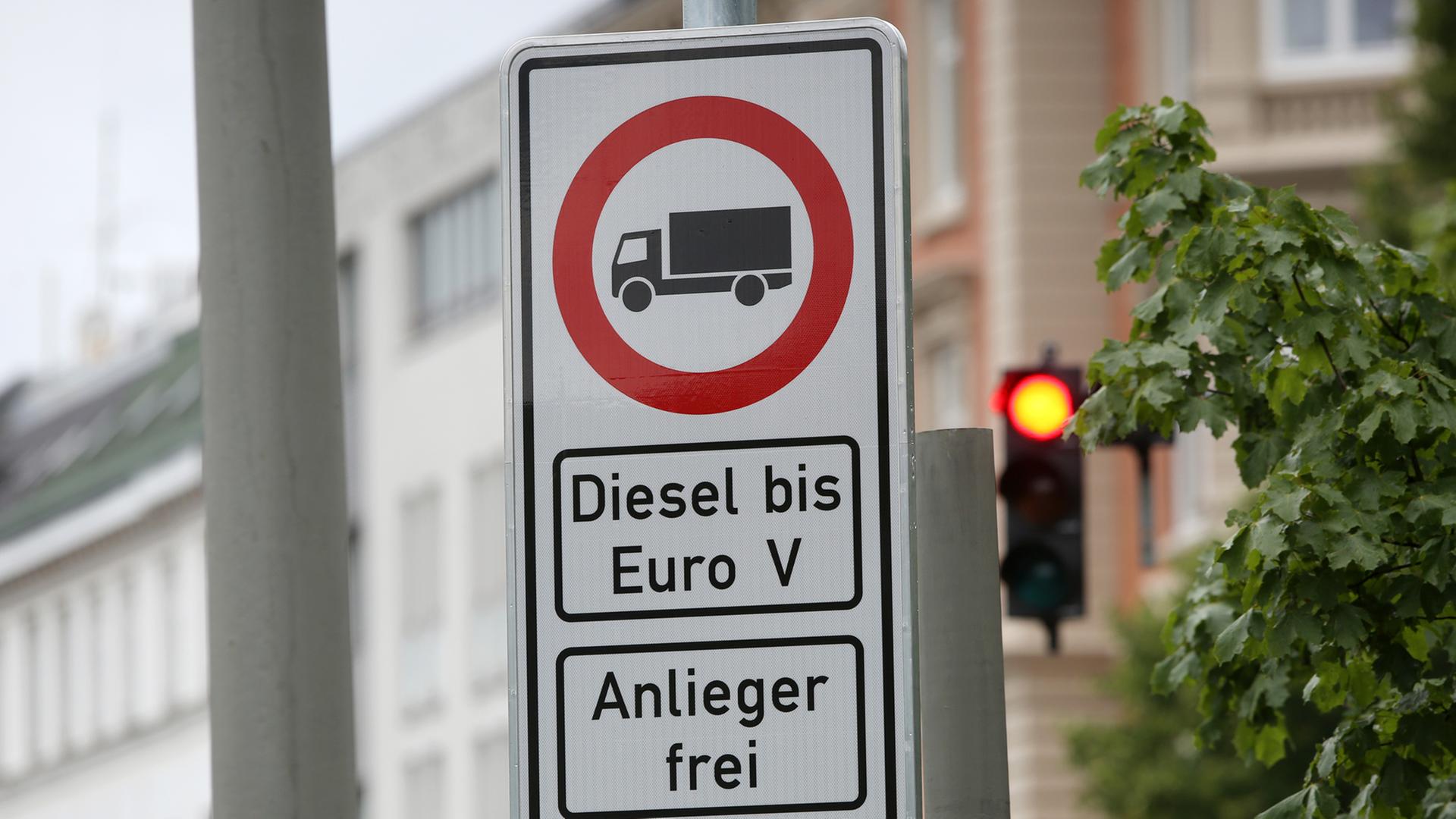 Hamburg: Ein Fahrverbotsschild für Fahrzeuge mit Diesel-Motor bis Euro 5 steht an der Stresemannstraße. Hamburg: Ein Fahrverbotsschild für Fahrzeuge mit Diesel-Motor bis Euro 5 steht an der Stresemannstraße.