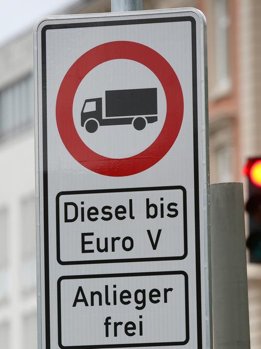 Hamburg: Ein Fahrverbotsschild für Fahrzeuge mit Diesel-Motor bis Euro 5 steht an der Stresemannstraße.