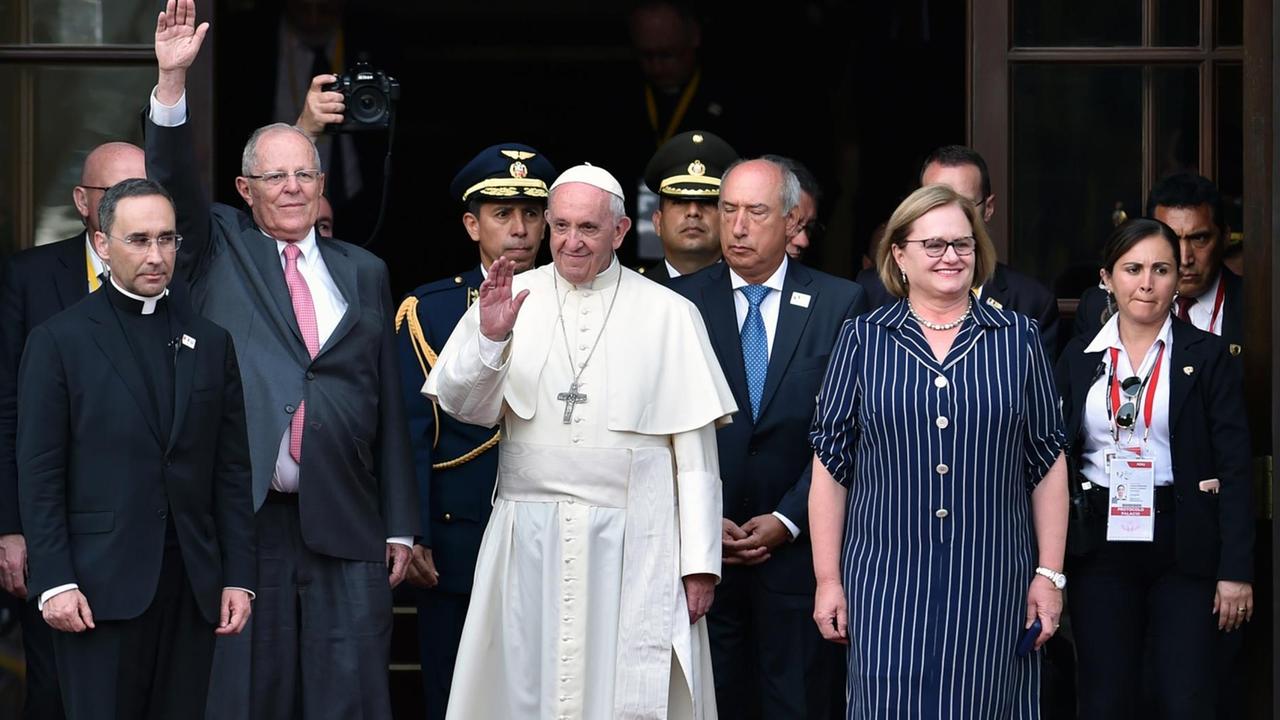 Das Bild zeigt Perus Präsidenten Pedro Pablo Kuczynski (links), Papst Franziskus (Mitte) and die First Lady Nancy Lange Kuczynski (zweite von rechts) am Präsidentenpalast in Lima.