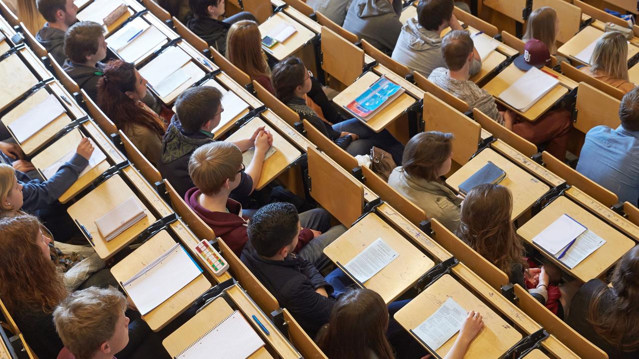 Studenten sitzen in einem Hörsaal der Universität Koblenz-Landau Studenten sitzen in einem Hörsaal der Universität Koblenz-Landau