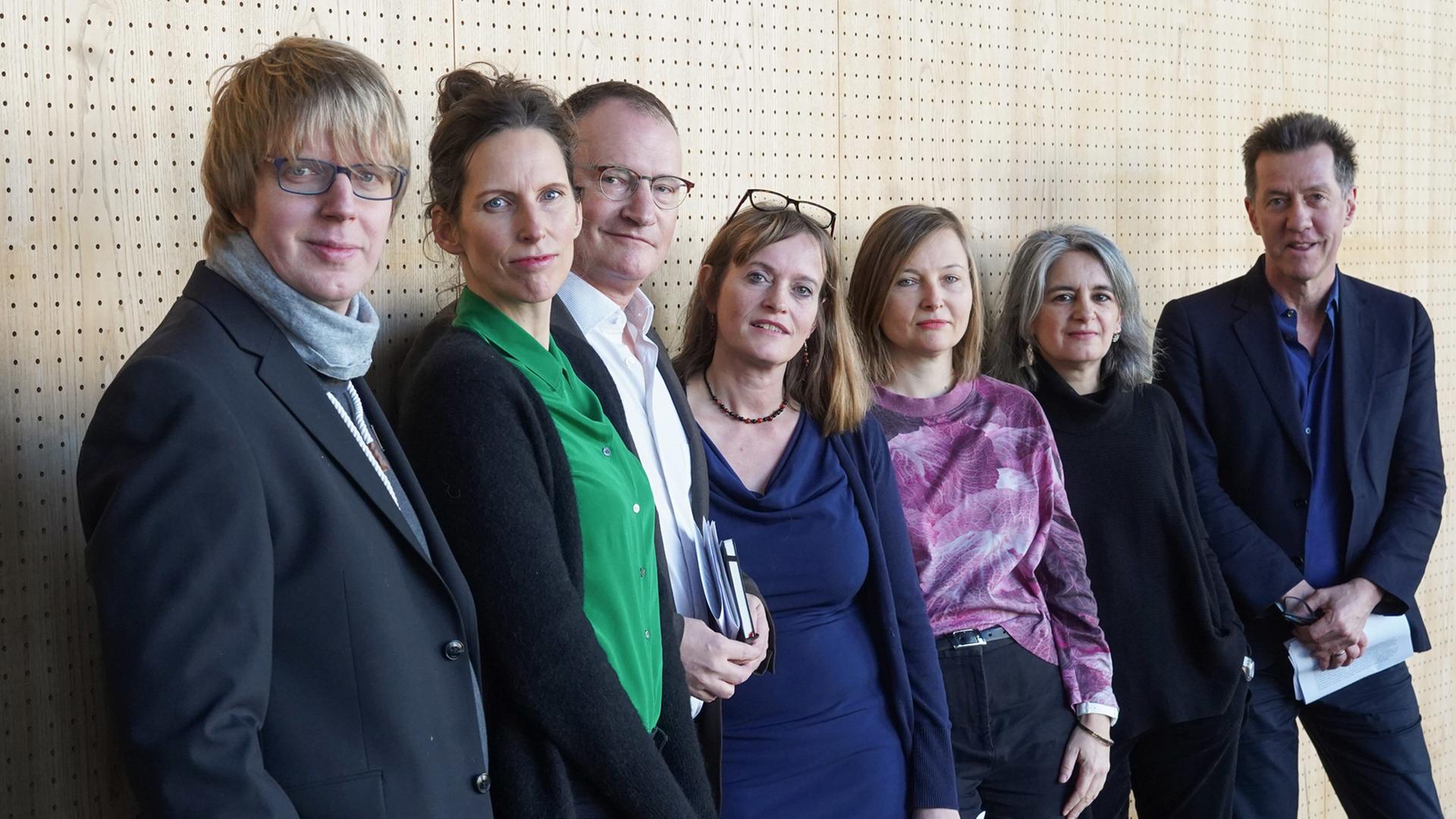 Die Jury des Theatertreffens: Christian Rakow, Eva Behrendt, Andreas Klaeui, Dorothea Marcus, Margarete Affenzeller, Shirin Sojitrawalla und Wolfgang Höbel. Die Jury stellte bei eine Pressetermin ihre Auswahl der "zehn bemerkenswertesten Inszenierungen" für das diesjährige Festival im Mai 2019 vor. Die Jury des Theatertreffens: Christian Rakow, Eva Behrendt, Andreas Klaeui, Dorothea Marcus, Margarete Affenzeller, Shirin Sojitrawalla und Wolfgang Höbel. Die Jury stellte bei eine Pressetermin ihre Auswahl der "zehn bemerkenswertesten Inszenierungen" für das diesjährige Festival im Mai 2019 vor.