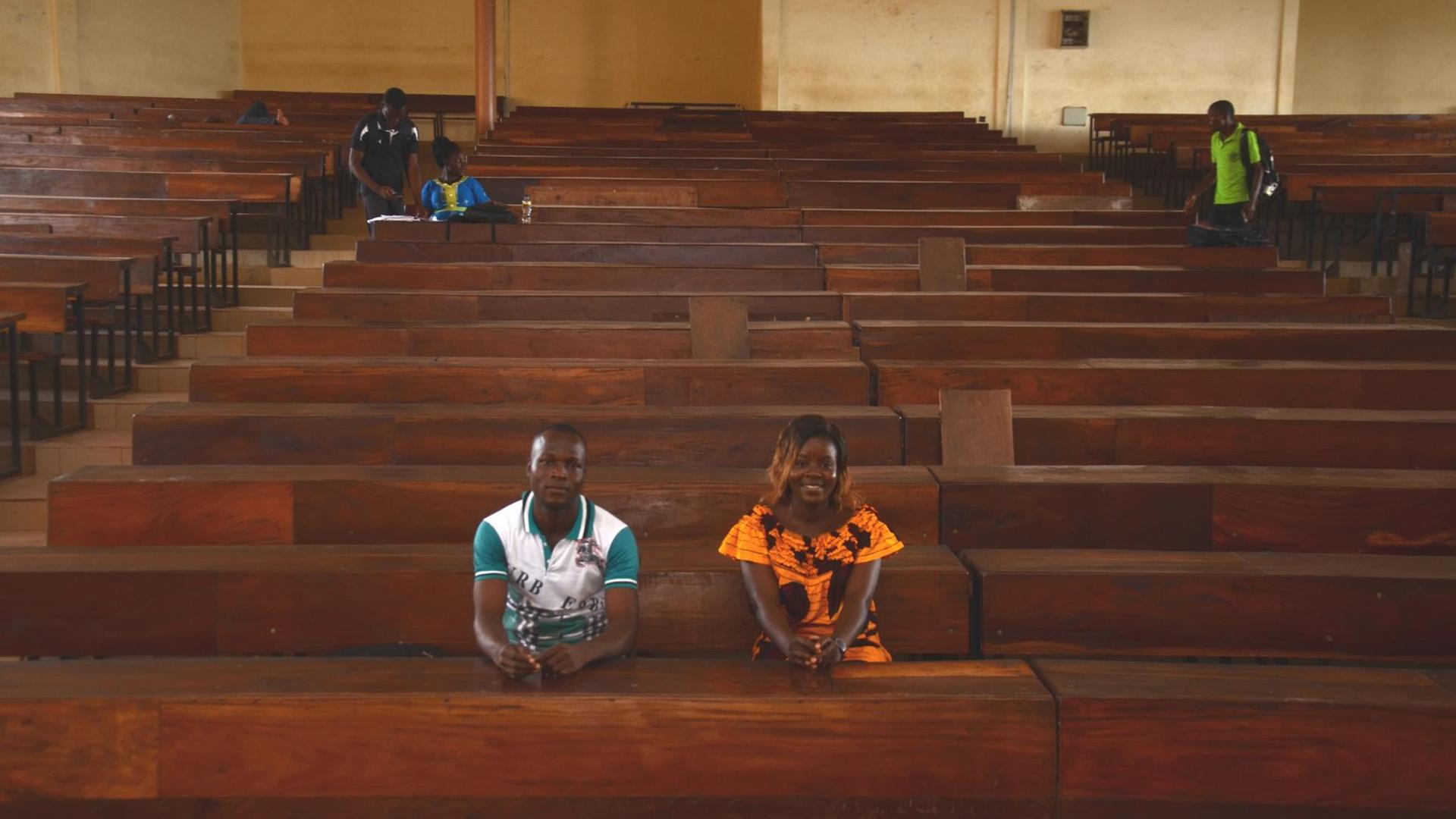 Abdoulaye Koumbeau und Babantsinna Tchamou im Hörsaal. Jetzt sind Semesterferien. Doch normalerweise drängen sich viele hundert Studierende in den Hörsaal. Abdoulaye Koumbeau und Babantsinna Tchamou im Hörsaal. Jetzt sind Semesterferien. Doch normalerweise drängen sich viele hundert Studierende in den Hörsaal.