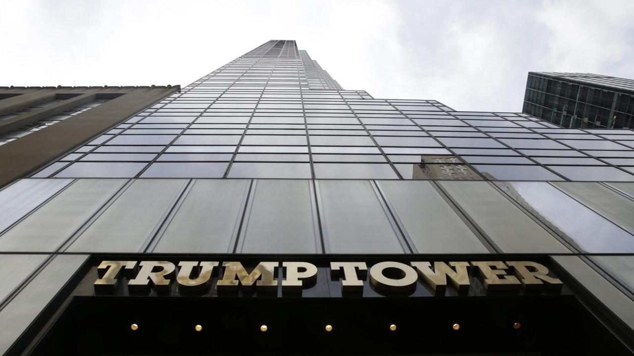Das Bild zeigt den Schriftzug "Trump Tower". Das Gebäude ist von von unten zur Spitze aufschauend fotografiert. Das Bild zeigt den Schriftzug "Trump Tower". Das Gebäude ist von von unten zur Spitze aufschauend fotografiert.