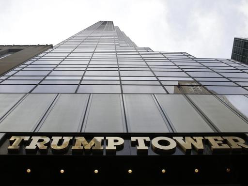 Das Bild zeigt den Schriftzug "Trump Tower". Das Gebäude ist von von unten zur Spitze aufschauend fotografiert.