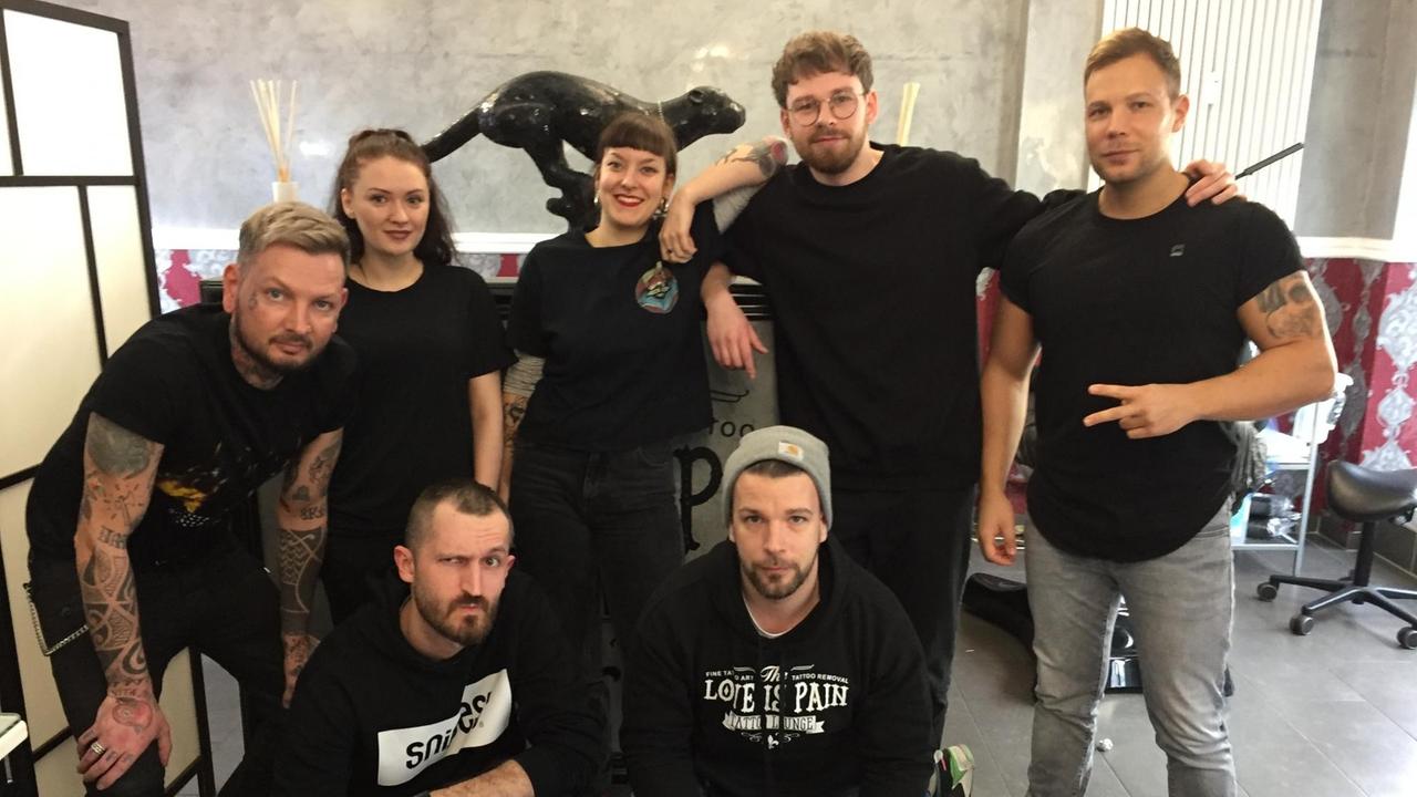 Die Mitarbeiter des Tattoo-Studios "Love is Pain" in Berlin-Spandau. Sie tätowieren auch bekannte Sportlerinnen Die Mitarbeiter des Tattoo-Studios "Love is Pain" in Berlin-Spandau. Sie tätowieren auch bekannte Sportlerinnen