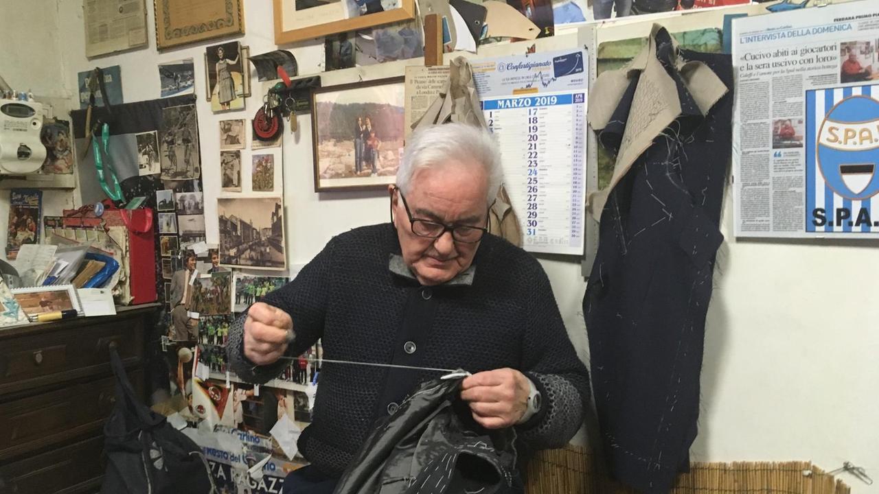 Giorgio Caleffi inmitten seines Ateliers im ehemaligen Ghetto von Ferrara, dem alten jüdischen Viertel. An den Wänden unzählige Fußball-Devotionalien. Giorgio Caleffi inmitten seines Ateliers im ehemaligen Ghetto von Ferrara, dem alten jüdischen Viertel. An den Wänden unzählige Fußball-Devotionalien.