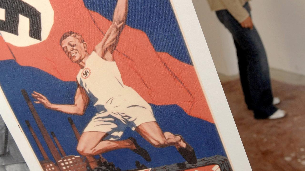 "Kraft durch Freude"-Plakat in der Ausstellung "Freizeit im Faschismus" des Dokumentationszentrums Prora auf Rügen