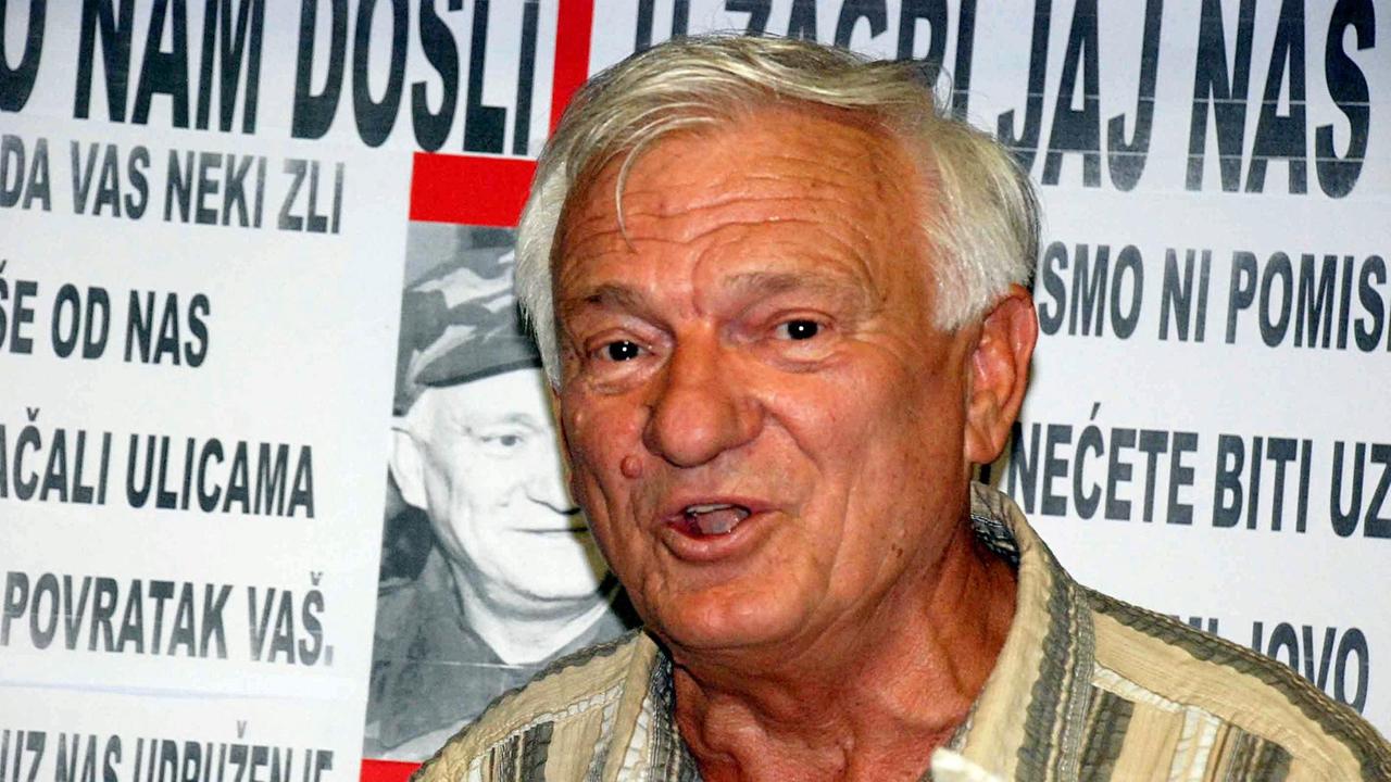 Jovan Dijvak im gestreiften Hemd. Jovan Dijvak im gestreiften Hemd.