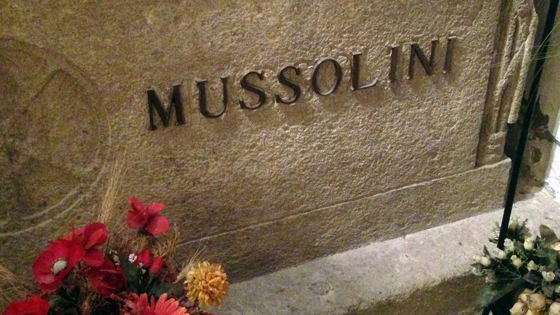 Inschrift in Mussolinis Familienkrypta in Predappio Inschrift in Mussolinis Familienkrypta in Predappio