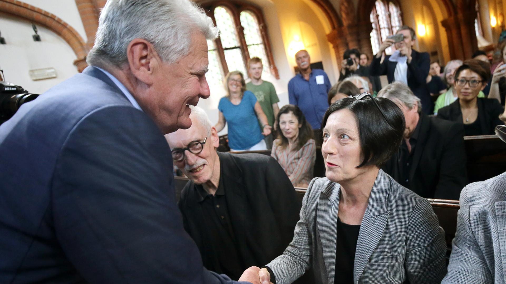 13.07.2018, Berlin: Anlässlich des 1. Todestages von Friedensnobelpreisträger Liu Xiaobo nehmen der frühere Bundespräsident Joachim Gauck und die Literaturnobelpreisträgerin Herta Müller an einer Gedenkveranstaltung in der Gethsemanekirche im Bezirk Prenzlauer Berg teil 13.07.2018, Berlin: Anlässlich des 1. Todestages von Friedensnobelpreisträger Liu Xiaobo nehmen der frühere Bundespräsident Joachim Gauck und die Literaturnobelpreisträgerin Herta Müller an einer Gedenkveranstaltung in der Gethsemanekirche im Bezirk Prenzlauer Berg teil