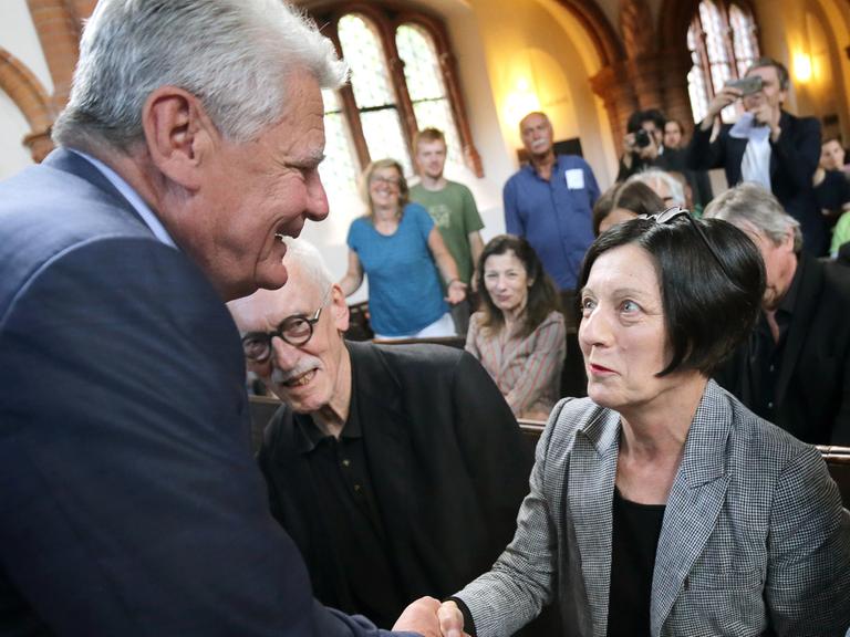 13.07.2018, Berlin: Anlässlich des 1. Todestages von Friedensnobelpreisträger Liu Xiaobo nehmen der frühere Bundespräsident Joachim Gauck und die Literaturnobelpreisträgerin Herta Müller an einer Gedenkveranstaltung in der Gethsemanekirche im Bezirk Prenzlauer Berg teil