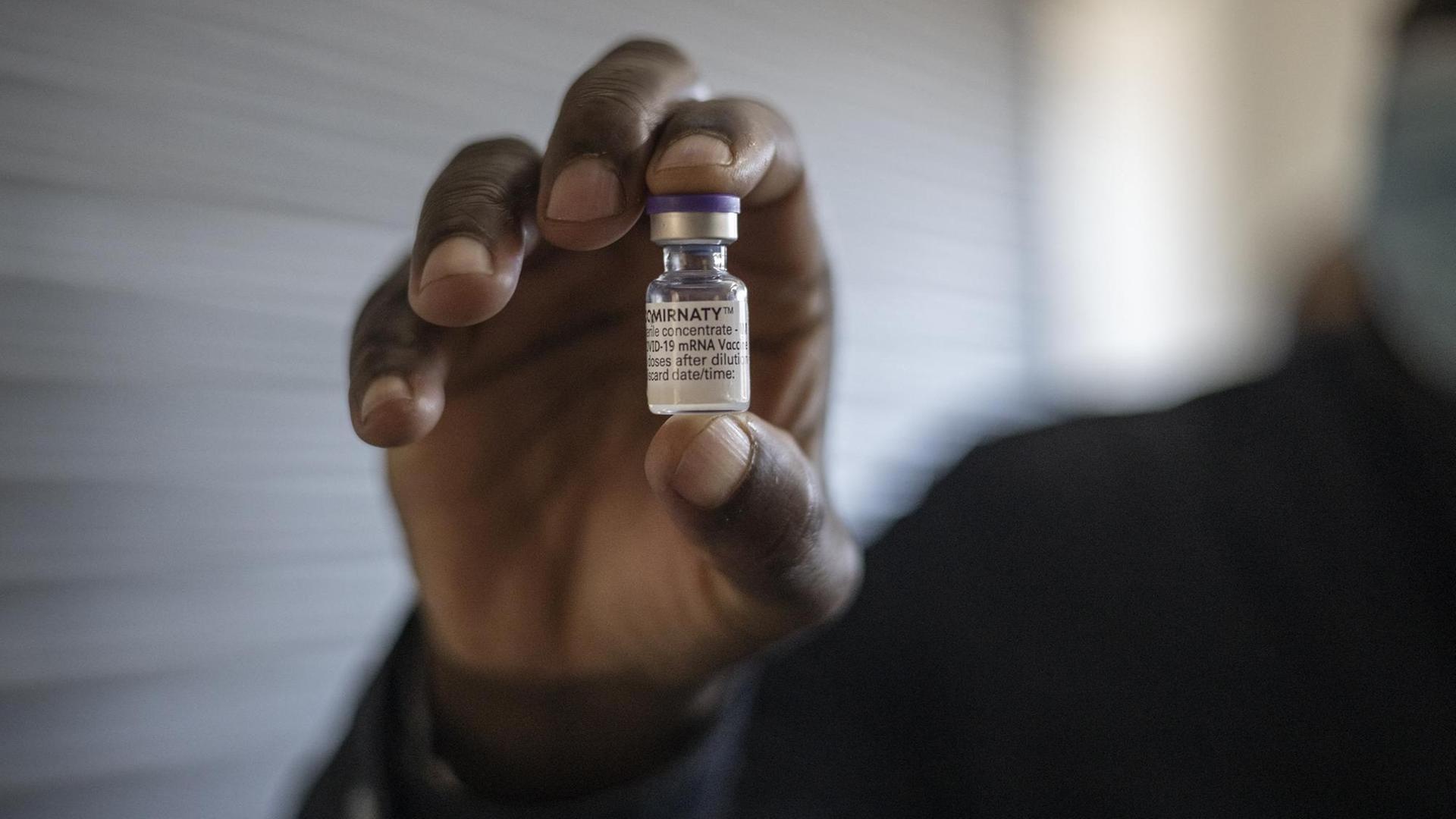 Mitarbeiter eines Impfzentrums in Germiston, Südafrika, mit dem Impfstoff von Pfizer Mitarbeiter eines Impfzentrums in Germiston, Südafrika, mit dem Impfstoff von Pfizer