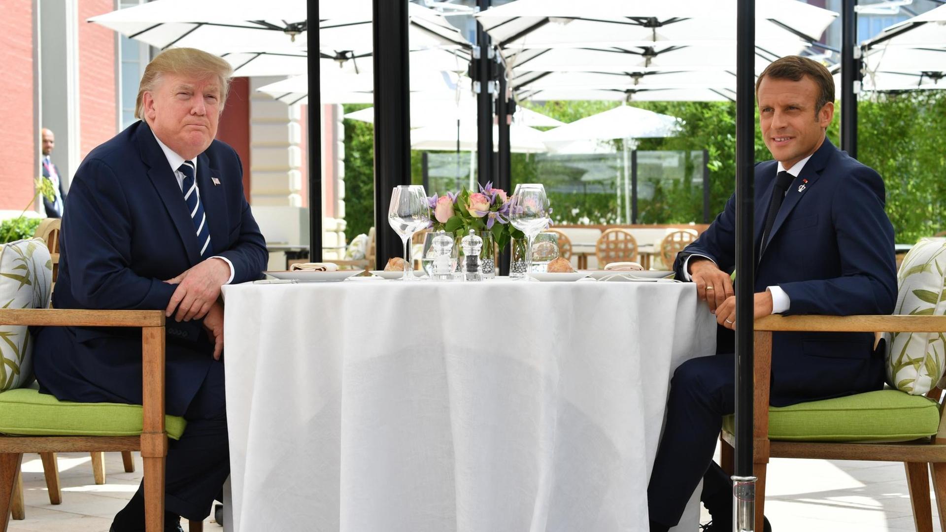 US-Präsident Donald Trump und der franzözische Staatschef Emmanuel Macron beim G7-Gipfel in Biarritz, Frankreich, am 24.8.2019 US-Präsident Donald Trump und der franzözische Staatschef Emmanuel Macron beim G7-Gipfel in Biarritz, Frankreich, am 24.8.2019