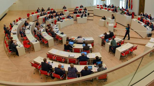 Die Parlamentarier in Potsdam beraten auf der Landtagssitzung im Plenarsaal.