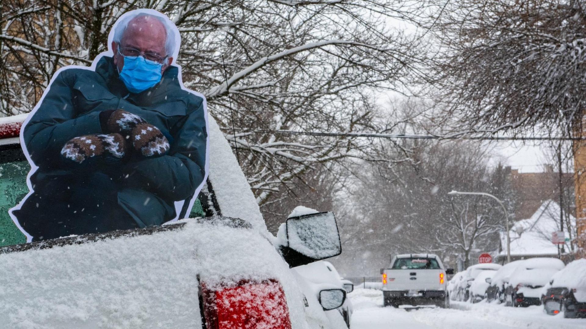 Eine Pappfigur von Bernie Sanders auf der Ladefläche eines Trucks im Januar 2021 in Chicago Eine Pappfigur von Bernie Sanders auf der Ladefläche eines Trucks im Januar 2021 in Chicago
