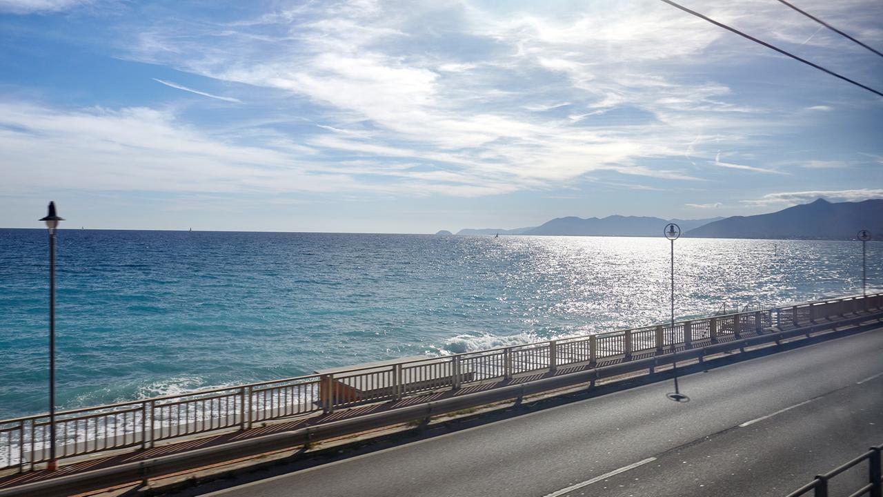 Blick aus dem Moskau-Nizza-Express auf das Mittelmeer Blick aus dem Moskau-Nizza-Express auf das Mittelmeer