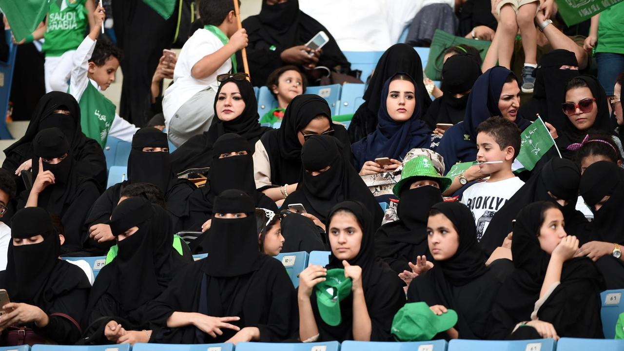 Saudische Frauen auf der Tribüne. Saudische Frauen auf der Tribüne.