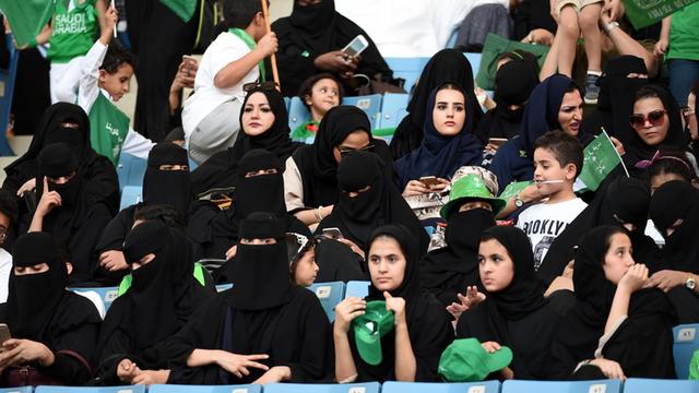 Saudische Frauen auf der Tribüne.