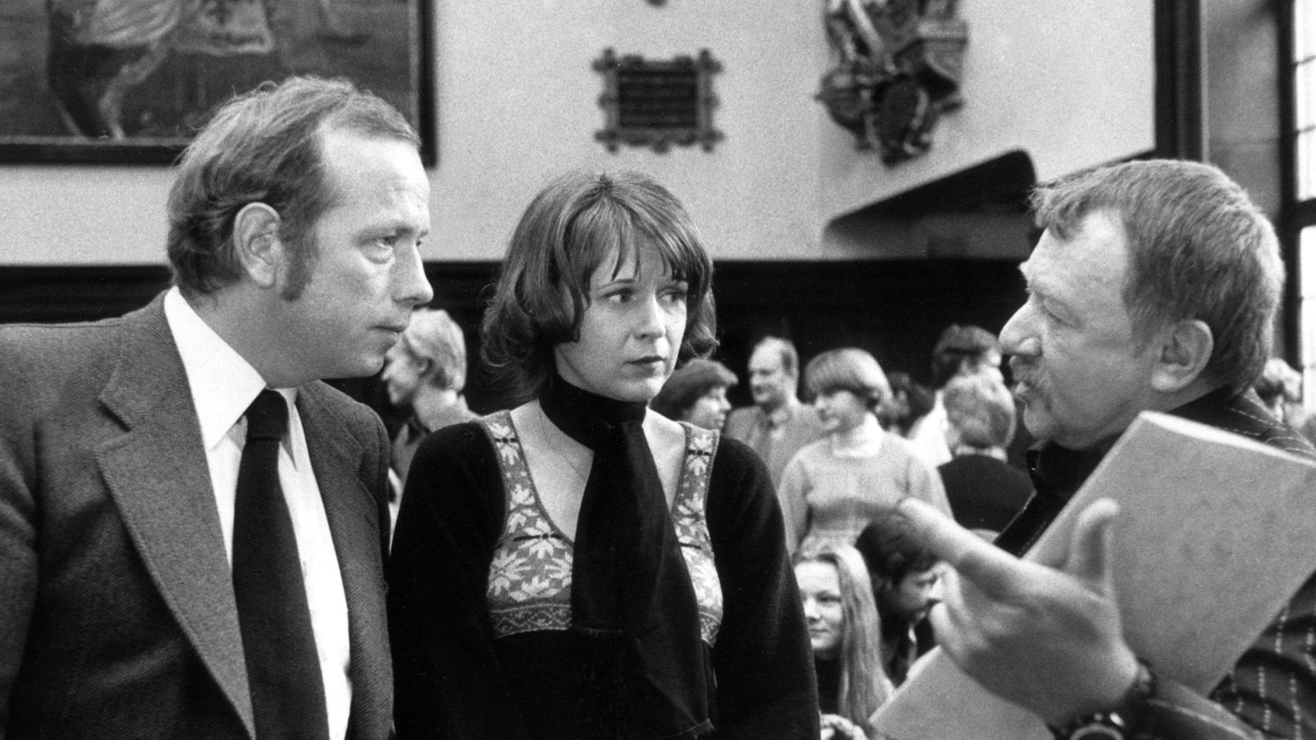 Die Preisträger des Bremer Literaturpreises Nicolas Born (l) und Heinar Kipphardt (r) nach der Preisverleihung im Bremer Rathaus am 26. Januar 1977 im Gespräch mit der Lyrikerin Karin Kiwus, die mit dem Literaturförderpreis ausgezeichnet wurde. Die Preisträger des Bremer Literaturpreises Nicolas Born (l) und Heinar Kipphardt (r) nach der Preisverleihung im Bremer Rathaus am 26. Januar 1977 im Gespräch mit der Lyrikerin Karin Kiwus, die mit dem Literaturförderpreis ausgezeichnet wurde.
