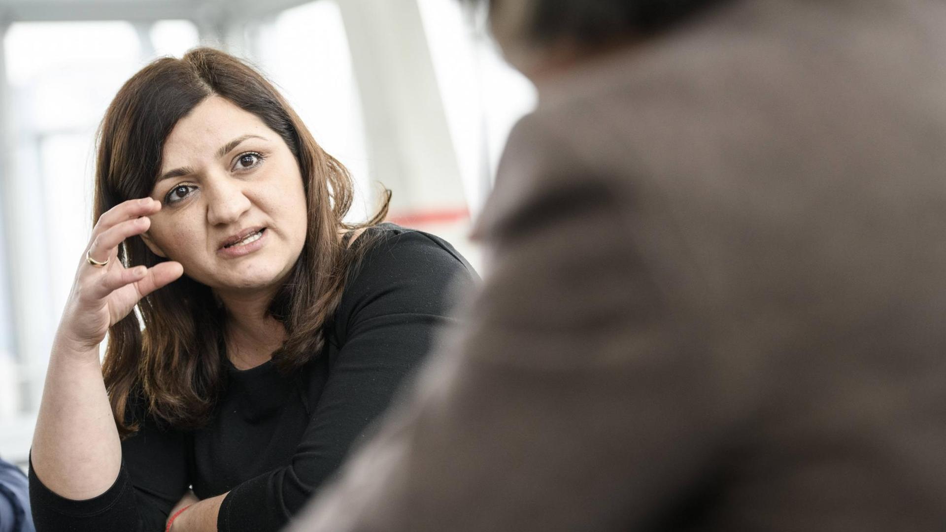 Özlem Demirel sitzt an einem Tisch und gestikuliert. Özlem Demirel sitzt an einem Tisch und gestikuliert.
