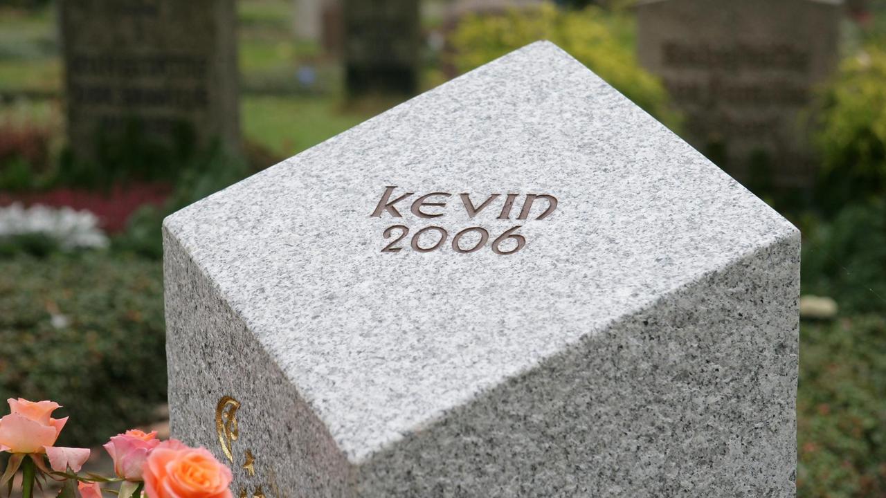 Grabstein mit der Aufschrift "Kevin 2006"
