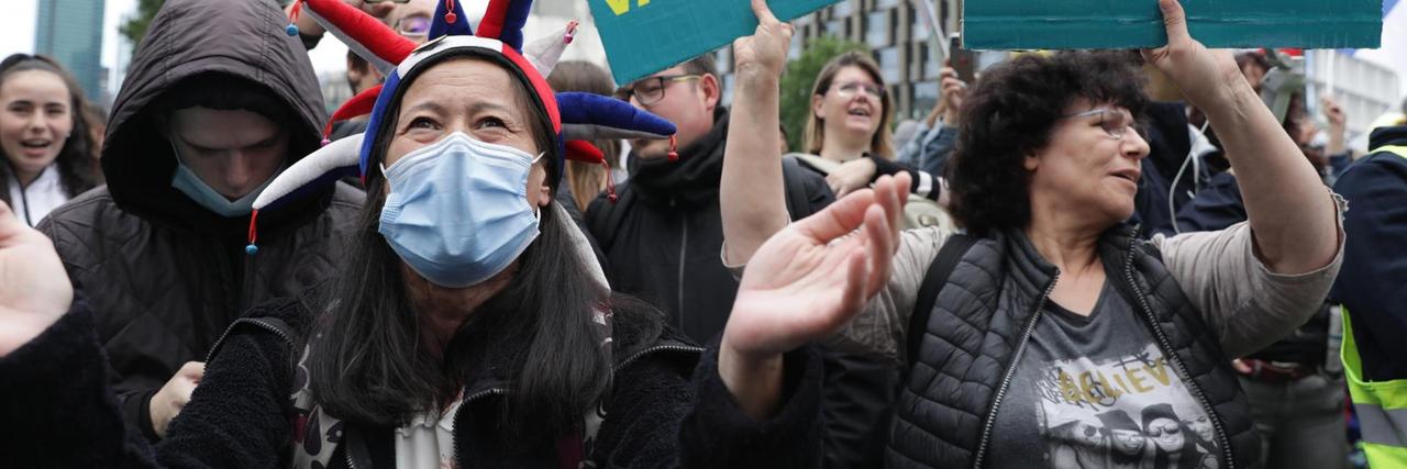 Menschen demonstrieren in Paris gegen Impfungen und den Gesundheitspass.