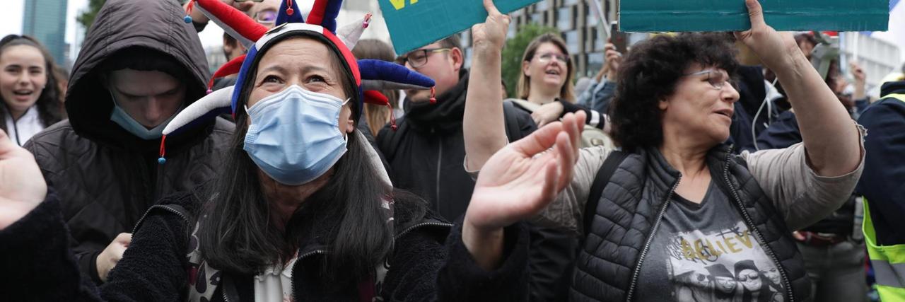 Menschen demonstrieren in Paris gegen Impfungen und den Gesundheitspass. Menschen demonstrieren in Paris gegen Impfungen und den Gesundheitspass.