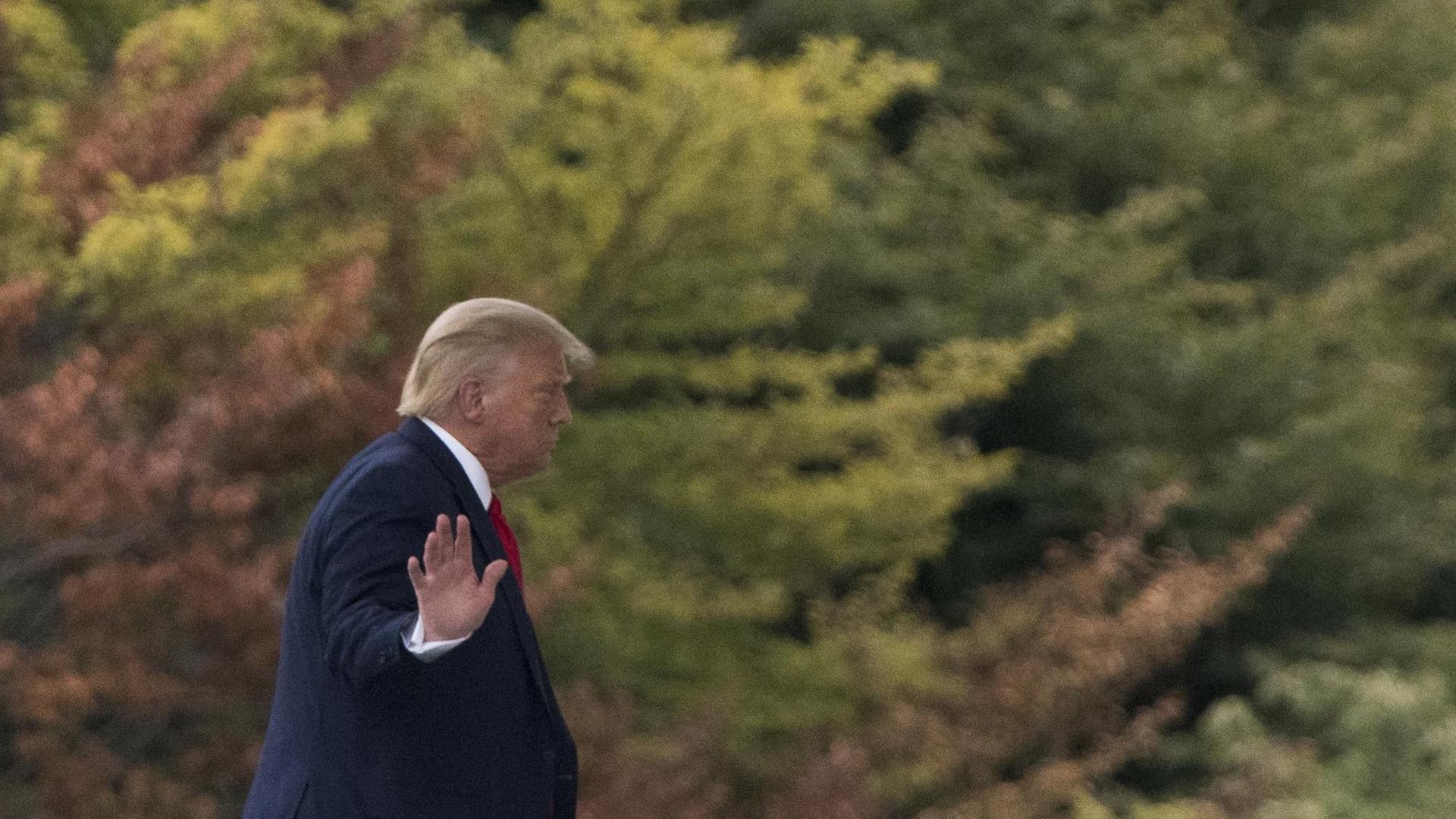 US-Präsident Trump geht an Säulen im Weißen Haus entlang US-Präsident Trump geht an Säulen im Weißen Haus entlang