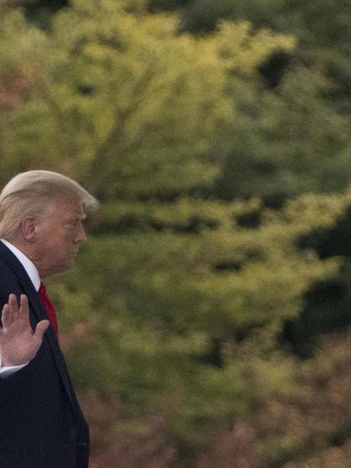 US-Präsident Trump geht an Säulen im Weißen Haus entlang