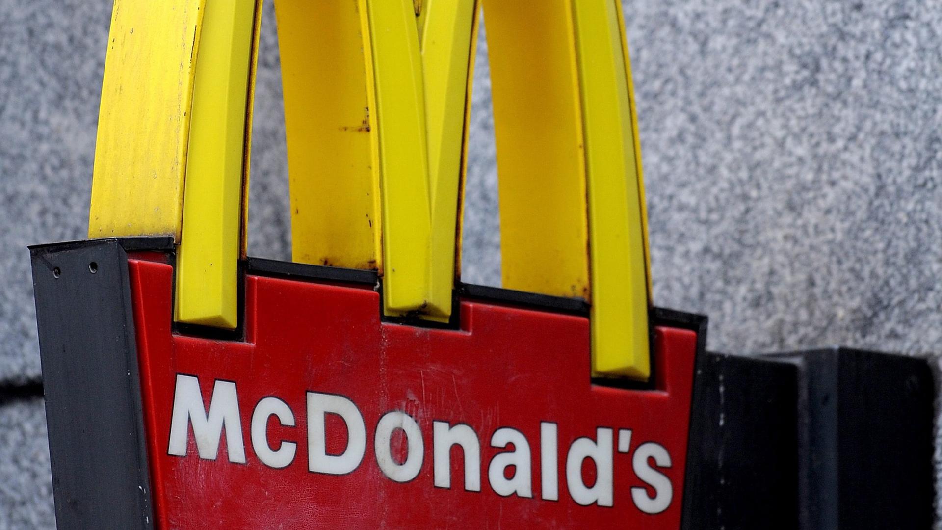 Ein McDonald's-Schild in New York