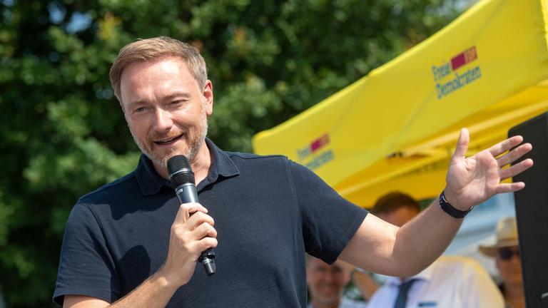 Christian Lindner, FDP-Bundesvorsitzender, spricht vor Teilnehmern auf einer Wahlkampfveranstaltung