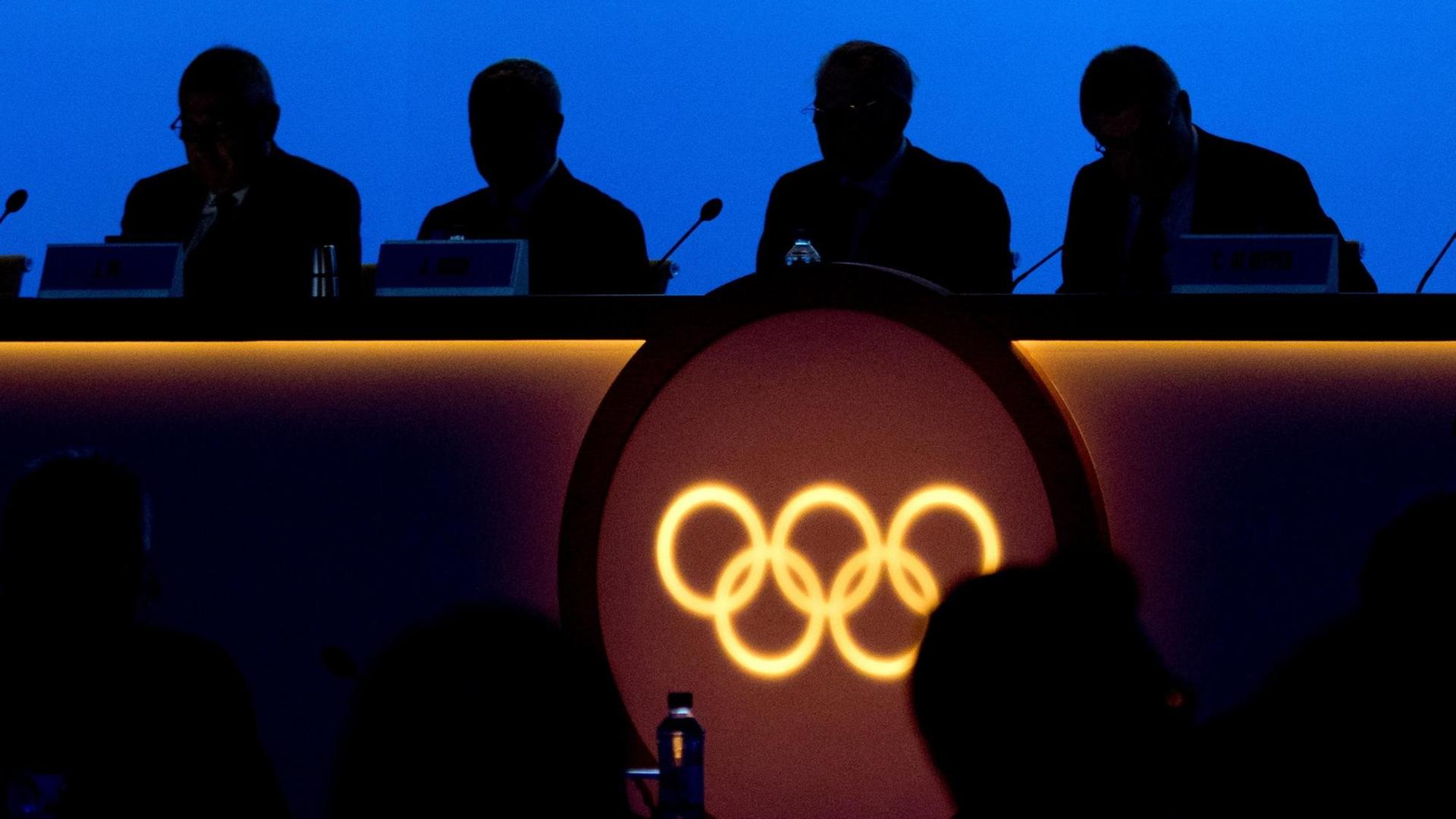 Kurz vor der Eröffnung der 132. IOC-Session in Pyeongchang, Südkorea am 7.2.2018 sitzen die IOC-Mitglieder noch im Dunkeln Kurz vor der Eröffnung der 132. IOC-Session in Pyeongchang, Südkorea am 7.2.2018 sitzen die IOC-Mitglieder noch im Dunkeln